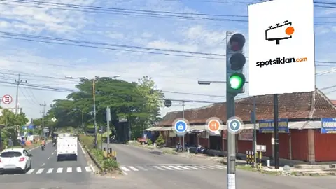 Baliho 6 × 4 m di Jl. Ring Road Barat (Perempatan Sogaten), Kota Madiun, Jawa Timur