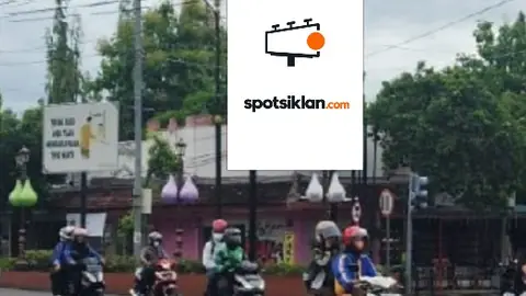 Baliho 4 × 6 m di Jl. Mastrip (Area Perempatan Klegen), Kota Madiun, Jawa Timur