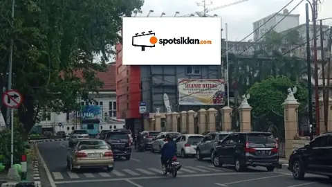 Billboard 5 × 10 m di Jl. Pemuda (area simpang Jl. Palang Merah), Medan, Sumatera Utara