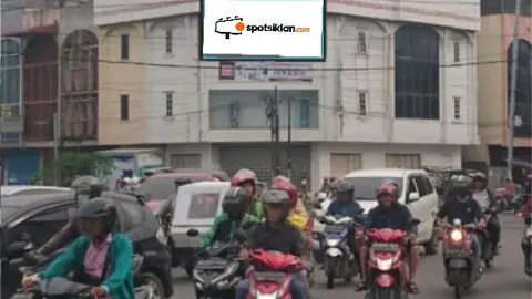 Billboard 8 × 4 m di Jl. Yos Sudarso (View : Terlihat arah dari Polisi Unit Lantas Polsek Medan Barat), Sumatera Utara