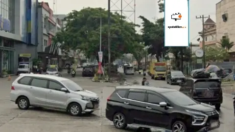 Billboard 4 × 8 m di Jl. Cemara (Seberang Pintu Utama Komplek Cemara Asri, dari Living World Plaza Kawan Lama), Medan, Sumatera Utara