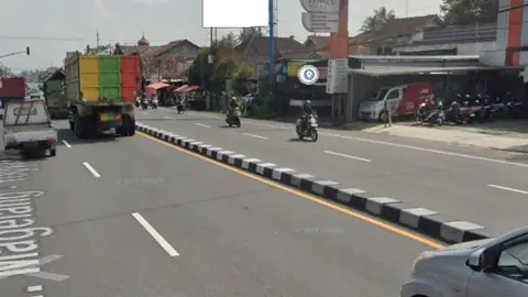 Baliho 6 × 4 m di Jl. Magelang-Yogya Km.25 (Area Pertigaan Jumoyo Salam), Jawa Tengah