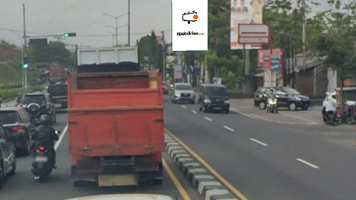Baliho 6 × 4 m di JI. Magelang - Yogya (Pertigaan Palbapang, Dari Jogja ke Magelang), Jawa Tengah