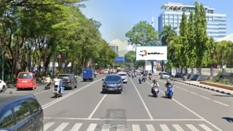 Billboard 5 × 10 m di Jl. Jend Sudirman (Arah Gedung Mulo, Depan Monumen Mandala Pembebasan Irian Barat), Makassar, Sulawesi Selatan