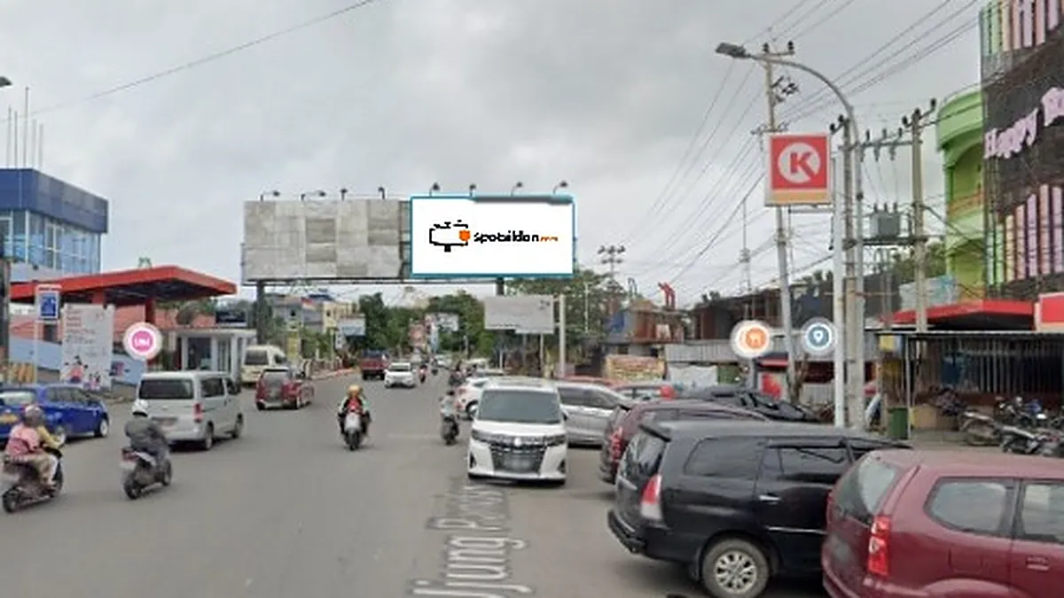 Bando Jalan 5 × 10 m di Jl. Ujung Pandang (Arah Dermaga Pannyua), Makassar, Sulawesi Selatan