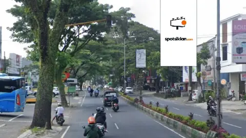 Billboard 5 × 10 m di Jl. Letjen Sutoyo (Menuju Teracota Cafe), Malang, Jawa Timur