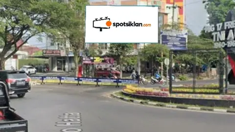 Billboard 5 × 10 m di Jl. Soekarno Hatta (Monumen Pesawat Terbang), Malang, Jawa Timur