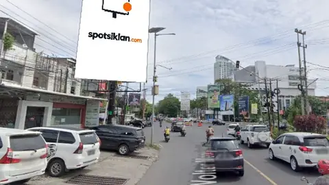 Billboard 5 × 10 m di Jl. RW Monginsidi (Depan RM Coto Maros Bahu, Arah Bahu Mall), Manado, Sulawesi Utara