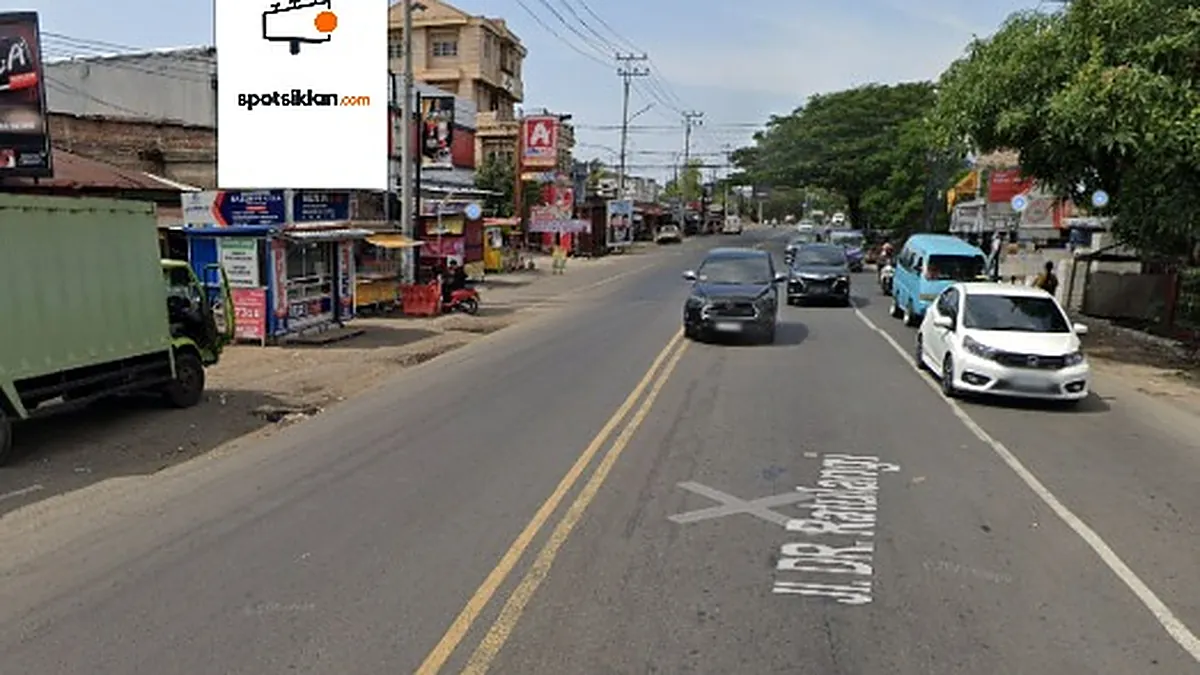 Baliho 4 × 6 m di Jl. Poros Palopo-Makassar (Arah Tembua), Maros, Sulawesi Selatan