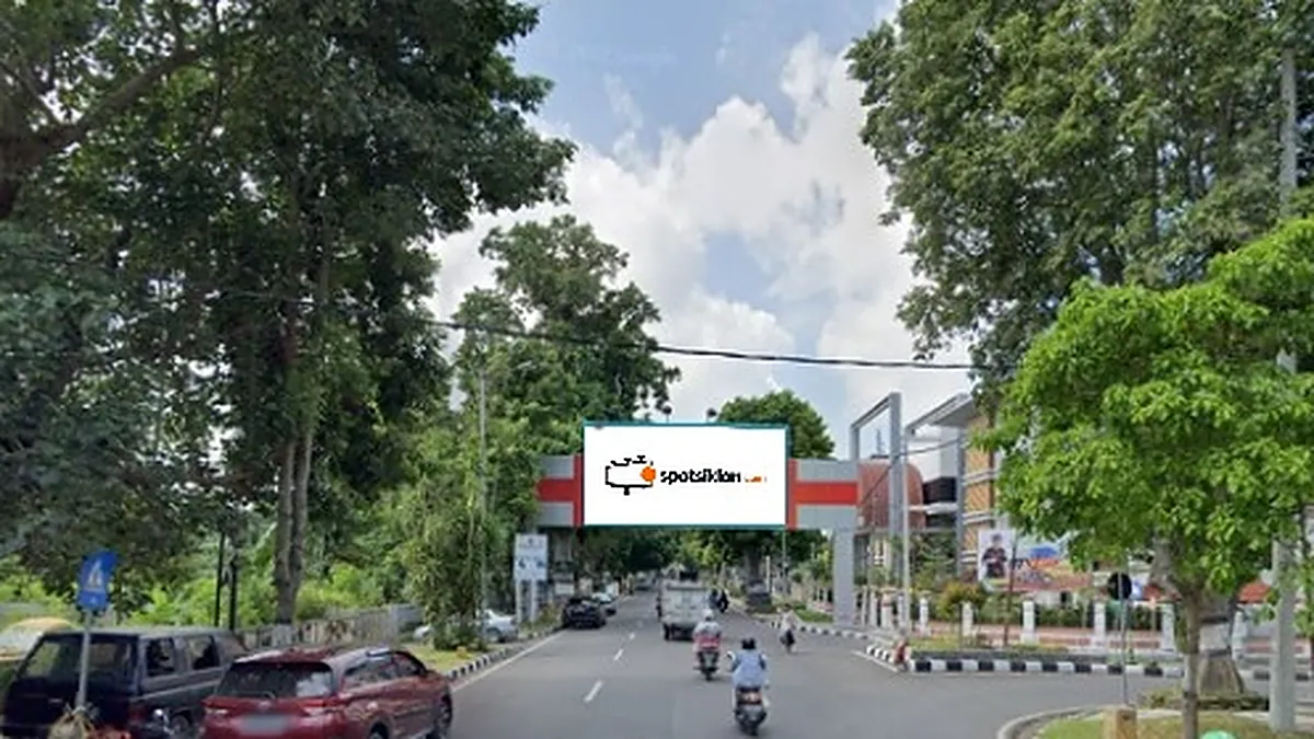 Bando Jalan 10 × 5 m di Area Pertigaan Jl. Langko dan Jl. Suprapto, Mataram, Nusa Tenggara Barat