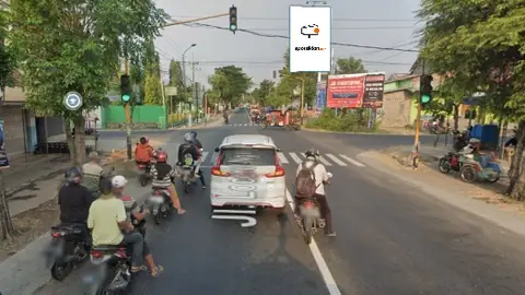 Baliho 6 × 4 m di perempatan Lampu Merah Jl. Raya Kediri - Nganjuk, Jawa Timur