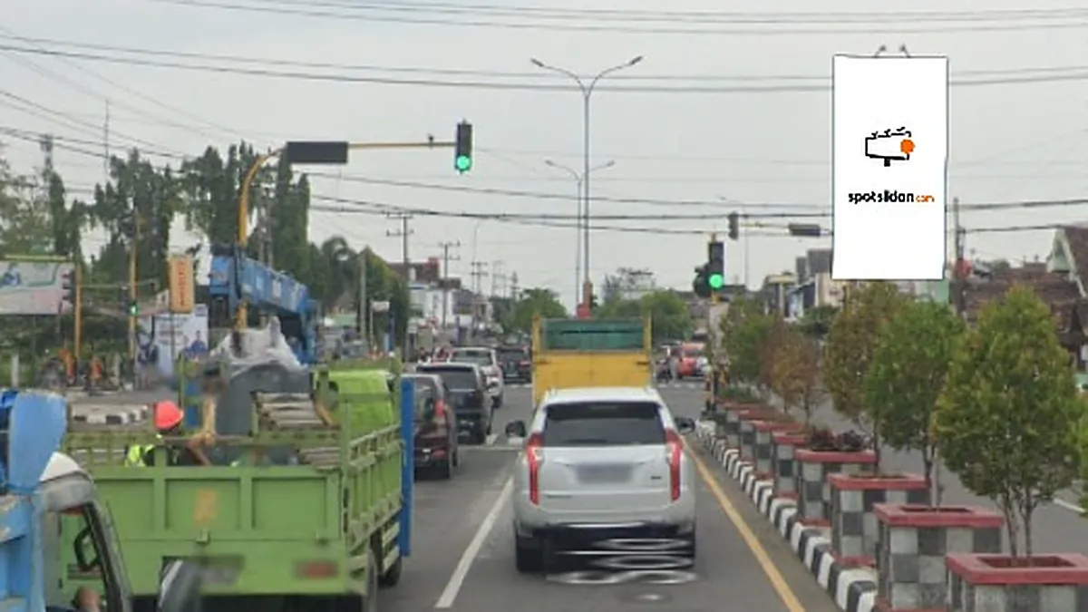 Billboard 5 × 10 m di Jl. Raya Ngawi-Maospati (Perempatan Terminal Lama), Jawa Timur