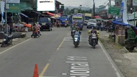 Baliho 4 × 6 m di Jl. Raya Labuan-Pandeglang (Perempatan Pasar Batubantar), Banten