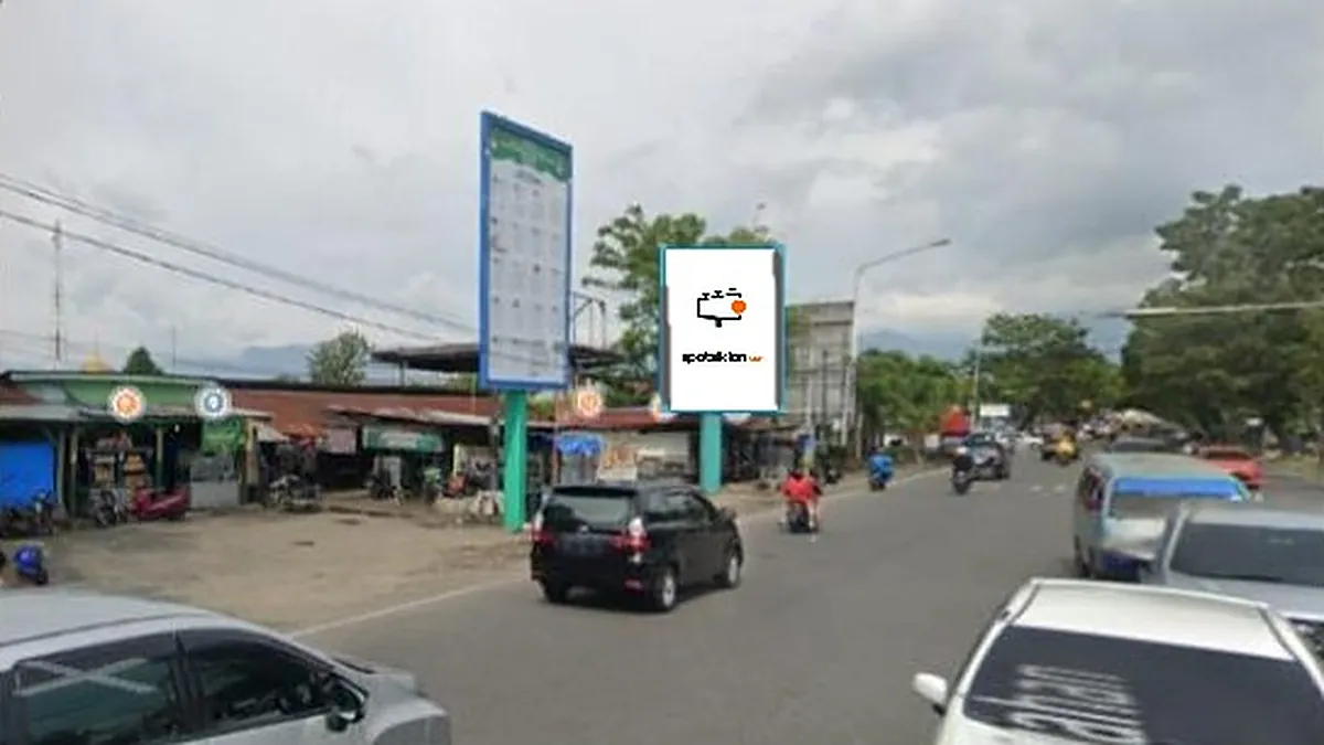 Baliho 6 × 4 m di Dari Jl. Sawahan menuju By Pass, Padang, Sumatera Barat