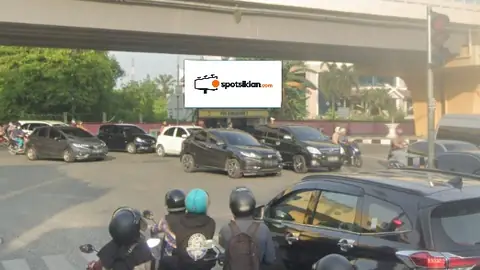 Billboard 5 × 10 m di Jl. Sudirman (Simpang Jl. Nangka), Pekanbaru, Riau
