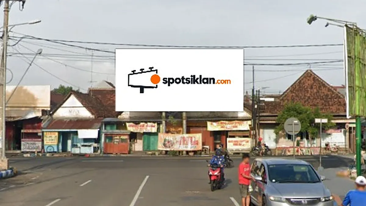 Billboard 5 × 10 m di Jl. Diponegoro (Area Alun-Alun Ponorogo), Jawa Timur