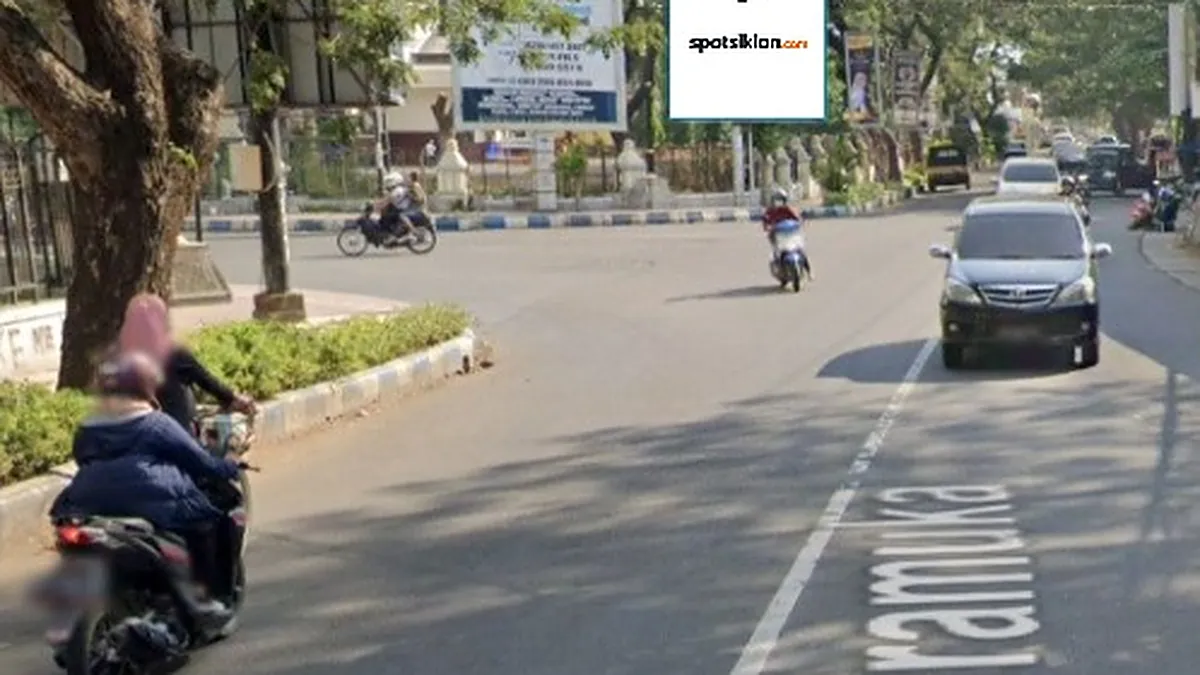 Baliho 6 × 4 m di Jl. Pramuka (Pertigaan Stadion Batoro, Katong Ponorogo), Jawa Timur