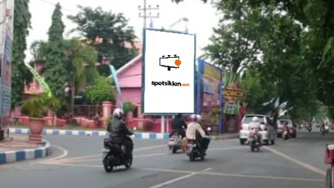 Baliho 6 × 4 m di Jl. Suroyo (Area Alun-alun Probolinggo), Jawa Timur