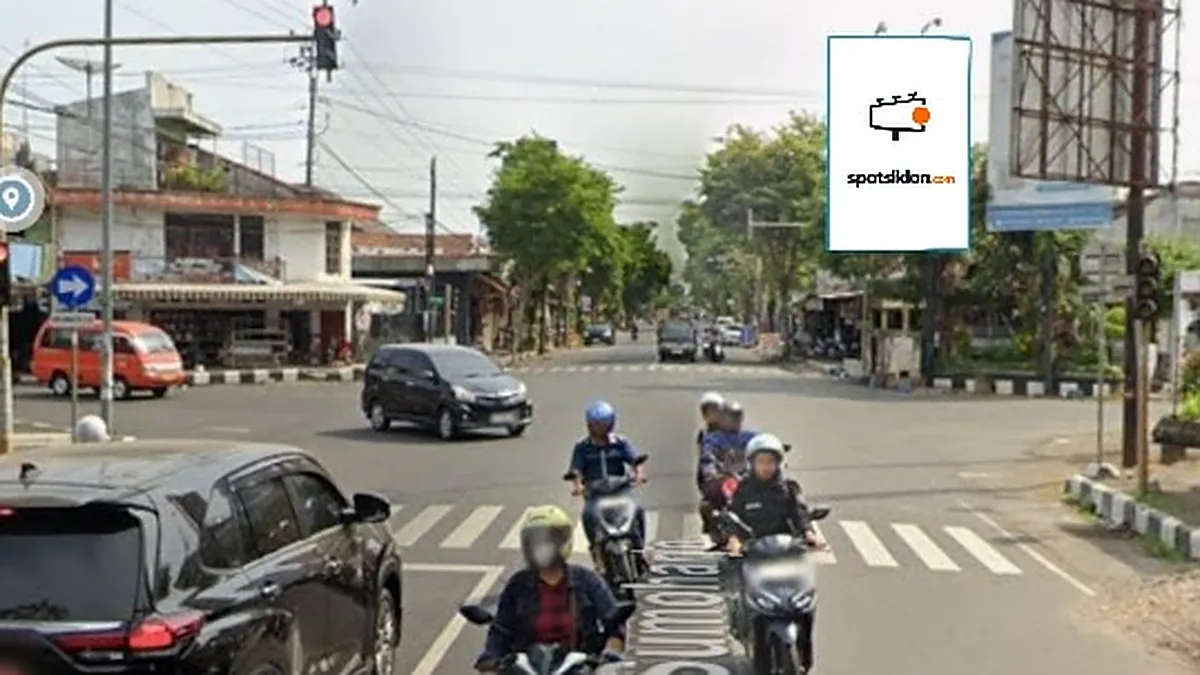 Baliho 4 × 6 m di Jl. Urip Sumoharjo (Perempatan Hotel Intan Purworejo), Jawa Tengah