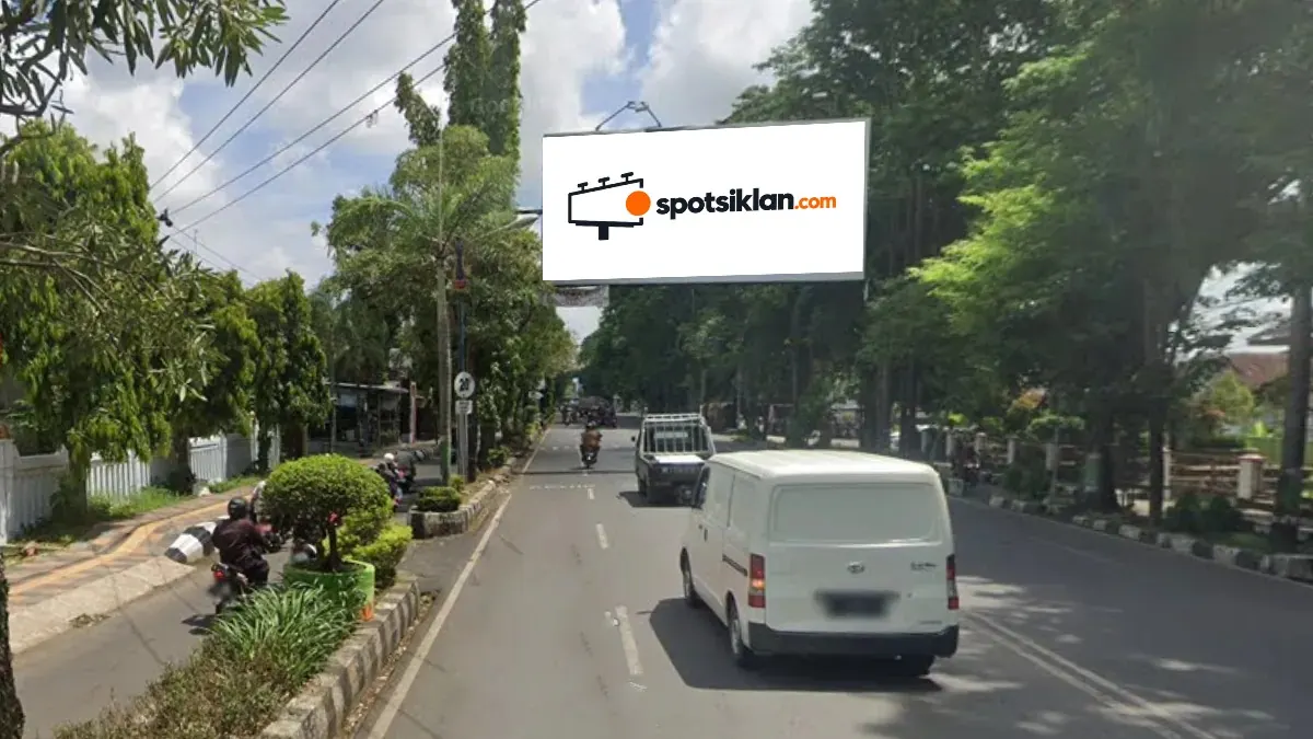 Bando Jalan 5 × 10 m di Jl. P. Sudirman (view menuju Patung Kereta Kuda), Pati, Jawa Tengah
