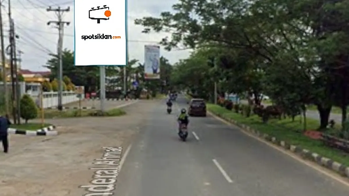 Baliho 4 × 6 m di Jl. Arteri Supadio (Depan BCA KCU Kubu Raya), Kalimantan Barat