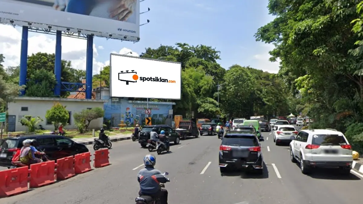 Billboard 6 × 12 m di Jl. Joyoboyo (Kebun Binatang), Surabaya, Jawa Timur