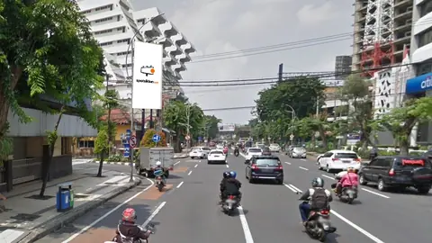 Billboard 5 × 10 m di Jl. Panglima Sudirman (Pertigaan Sono Kembang), Surabaya, Jawa Timur