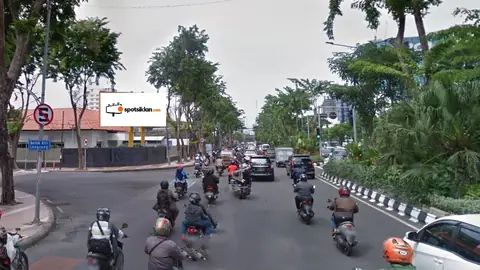 Billboard 4 × 8 m di Jl. Raya Darmo (Pertigaan Darmo - Kartini), Surabaya, Jawa Timur