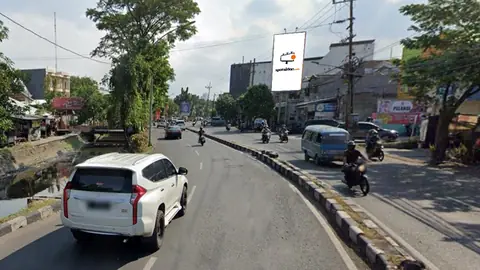 Billboard 5 × 10 m di Jl. Raya Kendangsari, Surabaya, Jawa Timur