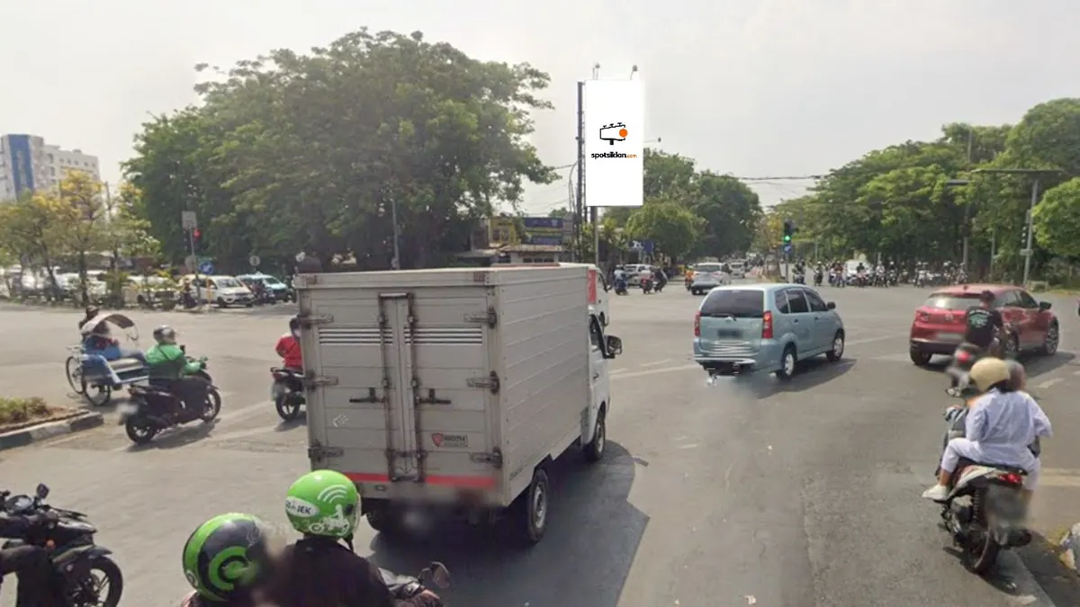 Billboard 5 × 10 m di Perempatan Prapen Panjang Jiwo, Jagir, Surabaya, Jawa Timur