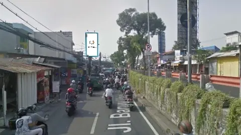 Billboard 8 × 4 m di Perempatan Jl. Banyu Urip-Jl. Pasar Kembang, Surabaya, Jawa Timur