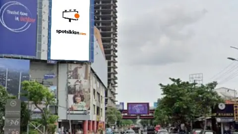Billboard 8 × 16 m di Jl. Embong Malang (Menuju JW Marriott Hotel Surabaya), Jawa Timur
