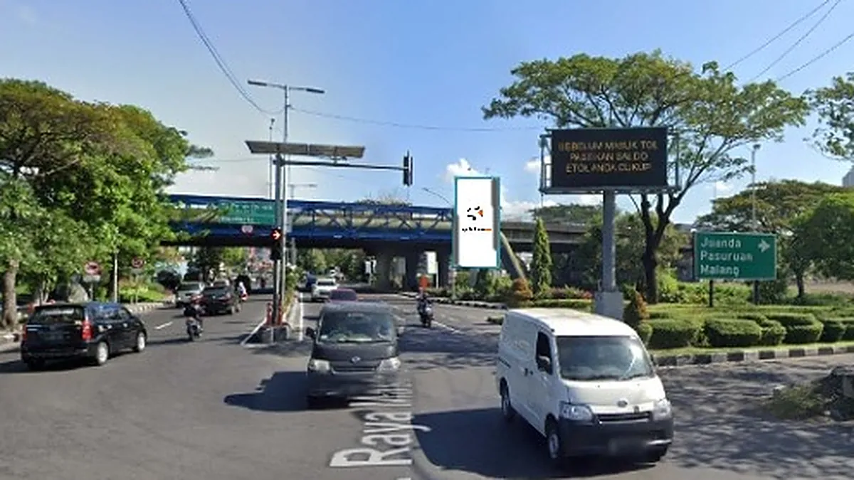 Baliho 6 × 4 m di Pertigaan Jl. Gunungsari - Gerbang Tol Gunungsari 1, Surabaya, Jawa Timur