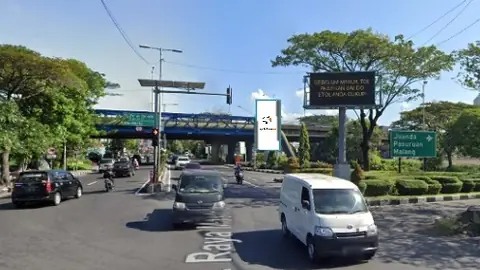 Baliho 6 × 4 m di Pertigaan Jl. Gunungsari - Gerbang Tol Gunungsari 1, Surabaya, Jawa Timur