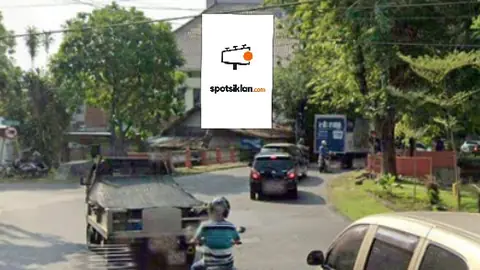 Baliho 4 × 6 m di Bundaran Jl. Raya Menur, Surabaya, Jawa Timur