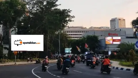 Videotron 4 × 8 m di Jl. Panglima Sudirman (Sisi Kiri Tugu Bambu Runcing), Surabaya, Jawa Timur