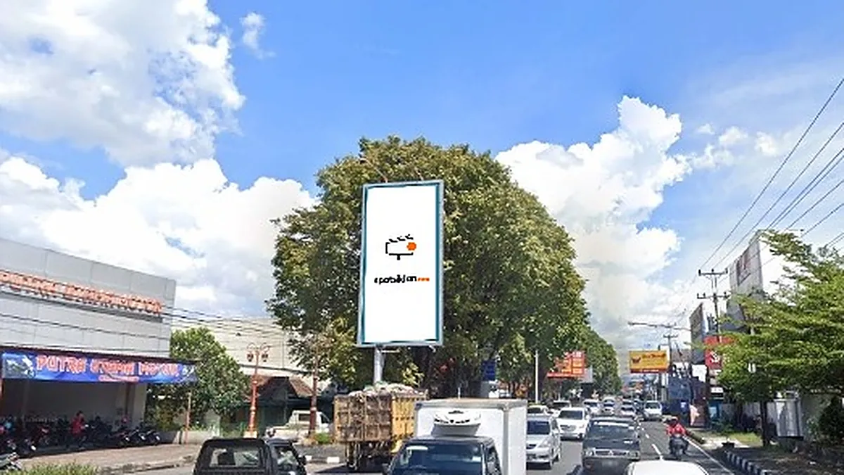Billboard 8 × 4 m di Jl. Jendral Sudirman (Lampu Merah Pertigaan Taman Pramuka), Sukoharjo, Jawa Tengah