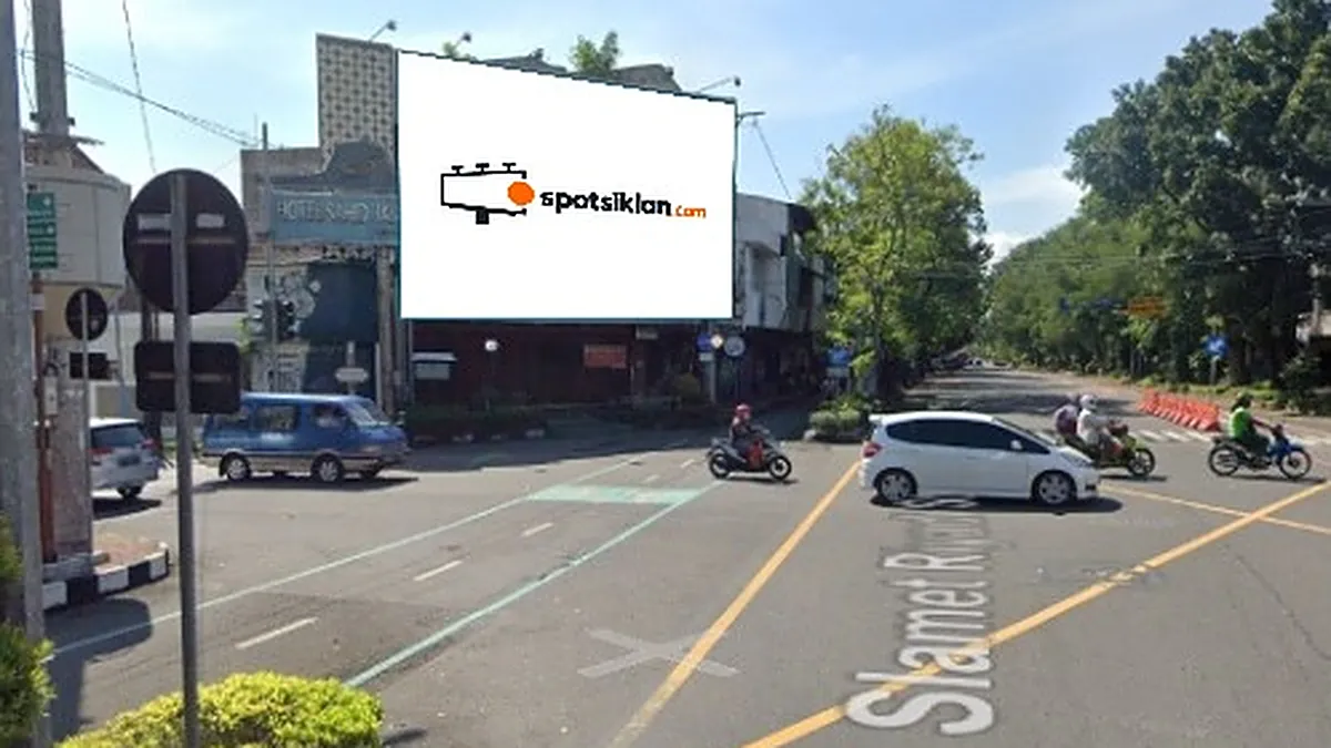 Billboard 9 × 16 m di Jl. Brigjend Slamet Riyadi (Lampu Merah Perempatan Hotel Novotel Solo), Jawa Tengah