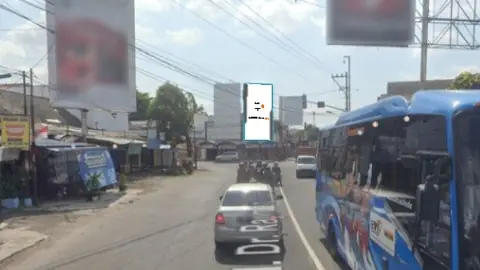 Billboard 10 × 5 m di Jl. Dr Radjiman (Arah Pusat Kota Solo), Jawa Tengah