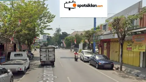 Billboard 10 × 5 m di Jl. Gajah Mada (Perempatan Lampu Merah Solikhin), Solo, Jawa Tengah