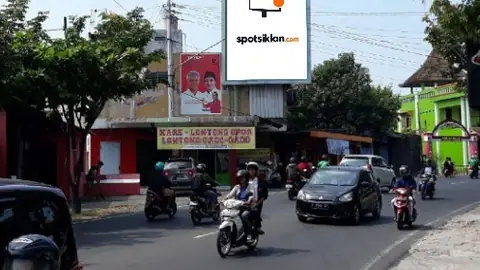 Baliho 6 × 4 m di Jl. A. Yani (Timur Lampu Merah Pasar Ngemplak Solo), Jawa Tengah