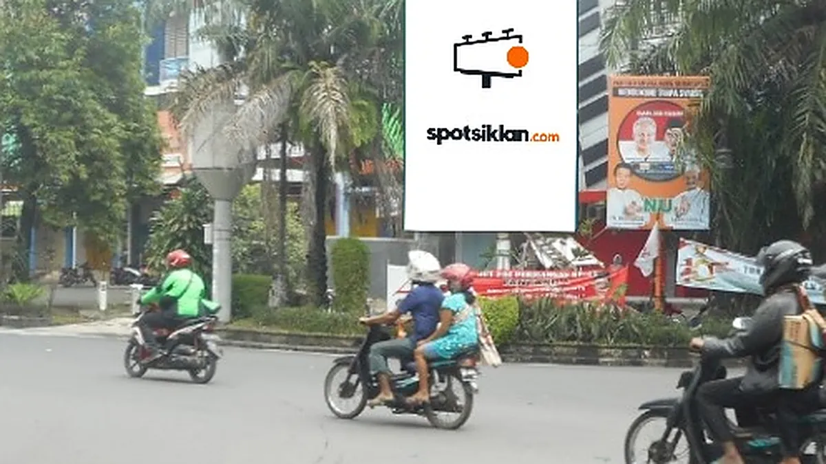 Baliho 6 × 4 m di Jl. Veteran (Lampu Merah Perempatan Baturono), Solo, Jawa Tengah