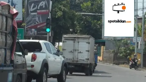 Baliho 6 × 4 m di Jl. Sumpah Pemuda (Lampu Merah Perempatan Kelurahan Mojosongo), Solo, Jawa Tengah