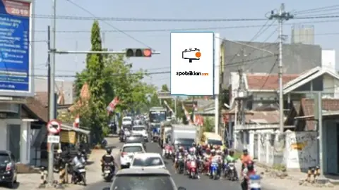 Baliho 5,5 × 3,5 m di Jl. DI Panjaitan (Area Perempatan Pasar Ngemplak), Solo, Jawa Tengah