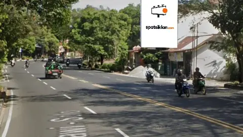 Baliho 6 × 4 m di Jl. Ir. Sutami (dari barat Kampus UNS Solo), Jawa Tengah