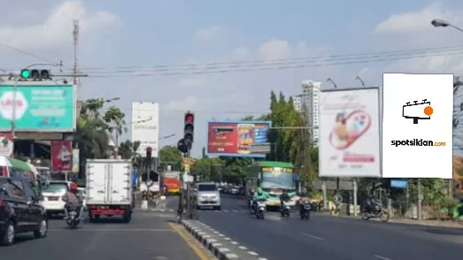 Baliho 6 × 4 m di Jl. S Riyadi (Pertigaan Kleco Arah Pusat Kota Solo), Jawa Tengah