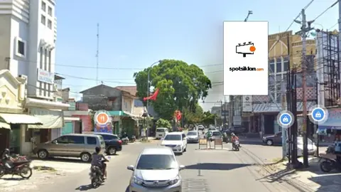Baliho 3 × 6 m di Jl. Gatot Subroto (Perempatan Notosuman), Solo, Jawa Tengah