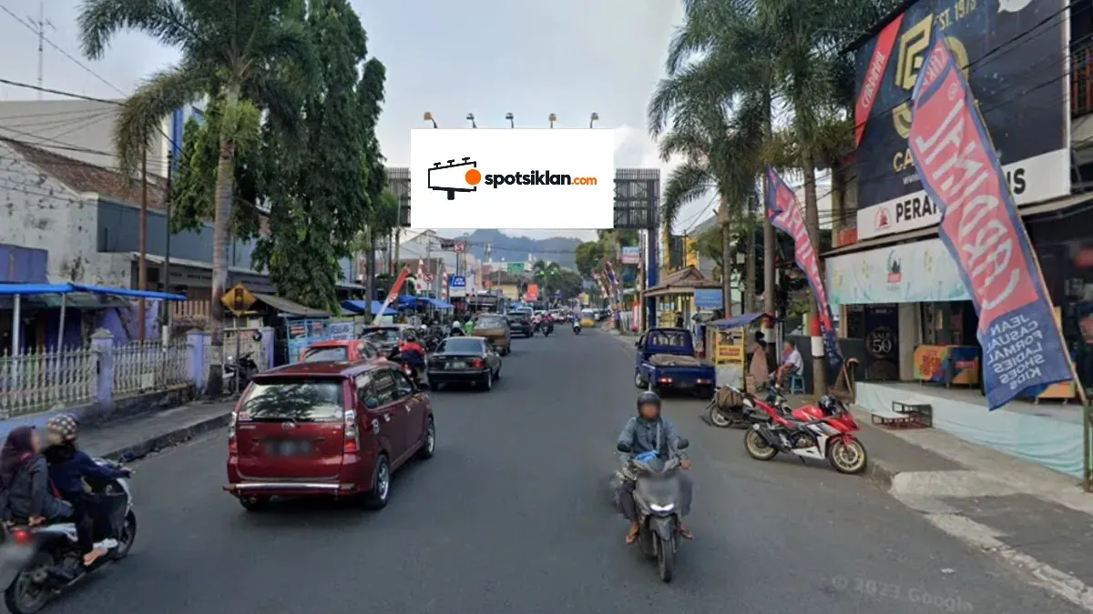 Bando Jalan 5 × 10 m di Jl. Mayor Abdurahman-Griya Toserba, Sumedang, Jawa Barat