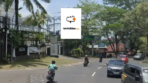 Baliho 6 × 4 m di Jl. Diponegoro (depan Vina House), Semarang, Jawa Tengah