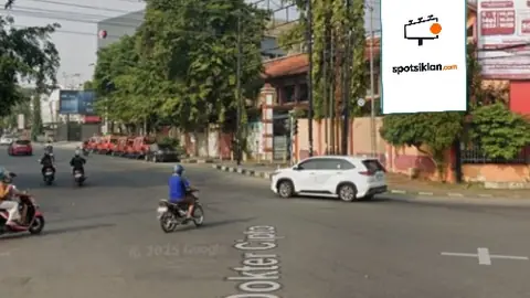 Baliho 4 × 6 m di Jl. Dr Cipto (Perempatan Citarum), Semarang, Jawa Tengah